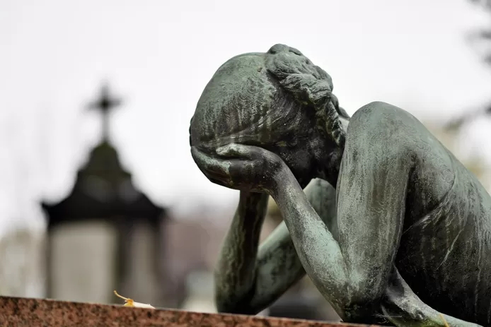 Il apprend par hasard qu’il est mort depuis 8 ans et perd son emploi dans la foulée